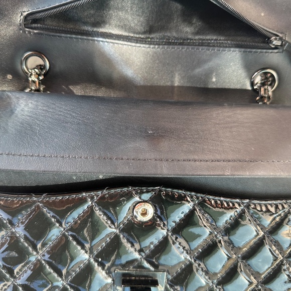 CHANEL 2.55 Reissue 225 Black Patent Quilted Calfskin Shoulder Bag - Picture 15 of 16